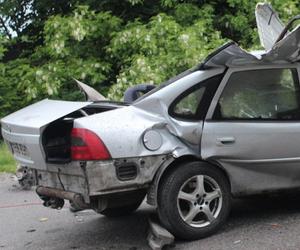 Straszny wypadek w Bratoszewicach. Samochód wbił się w drzewo. Nie żyje 32-latek [ZDJĘCIA]