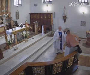 Półnagi mężczyzna przerwał mszę. Krzyczał, był agresywny