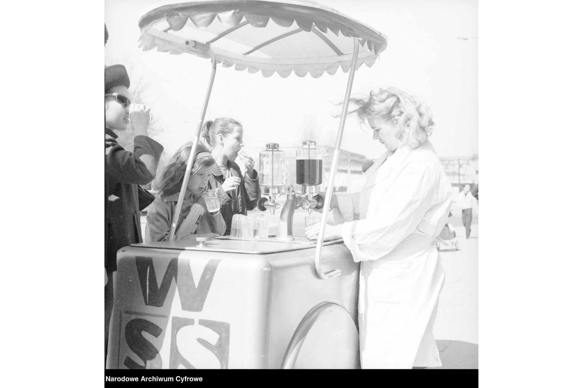 quiz-napoje-w-prl-u-je-li-ich-nie-pi-e-nie-masz-najmniejszych-szans