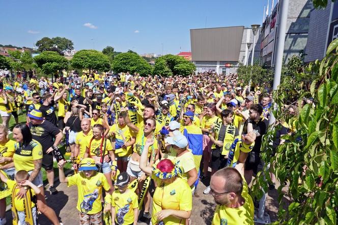 Przemarsz kibiców Stali Gorzów przed meczem z Falubazem Zielona Góra