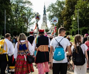 Maturzyści z Warszawy pielgrzymowali na Jasną Górę. Zawierzyli Maryi nadchodzące egzaminy. „Jestem tu, by się modlić”