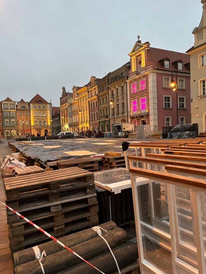 Przygotowania do Jarmarku Świątecznego na Starym Rynku w Poznaniu