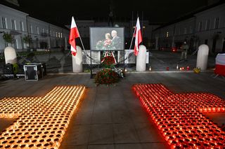 Kaczyński ściśnięty w tłoku pod pomnikiem smoleńskim