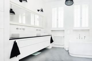 Monochromatyczna aranżacja łazienki: białe wnętrze z czarnym akcentem