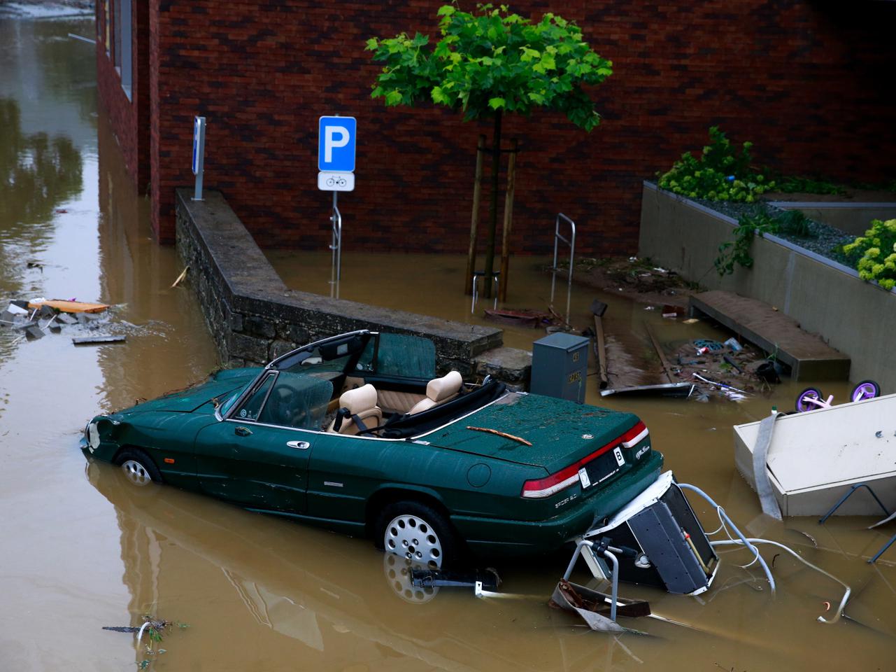 Jak rozpoznać auto po powodzi? Oto wiedza, która uratuje