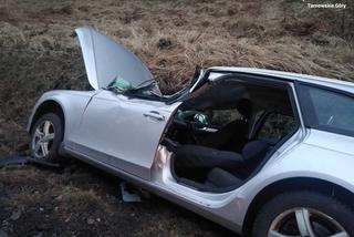 Kierowca audi oszukał przeznaczenie. Złożył fotel, zanim na auto runęło drzewo