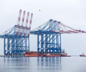 Gdańsk. Do nabrzeża Terminalu T3 na terenie Baltic Hub przybił statek Zhen Hua 32, na pokładzie którego do portu przypłynęły trzy ogromne suwnice przeznaczone do obsługi kontenerowców przy terminalu T3