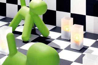 Płytki ceramiczne ułożone w szachownicę