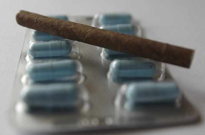 Bierzesz leki, palisz papieroski – uważaj! A czy tytoń może być... lekiem?