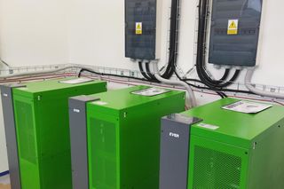 UPS w obiekcie komercyjnym – jak Powerline Green 33 Pro chroni systemy HVAC, infrastrukturę i obniża koszty energii?