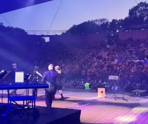 Justyna Steczkowska niczym papież! Gwiazda wyciąga rękę do fanów ze swojego jusiamobile