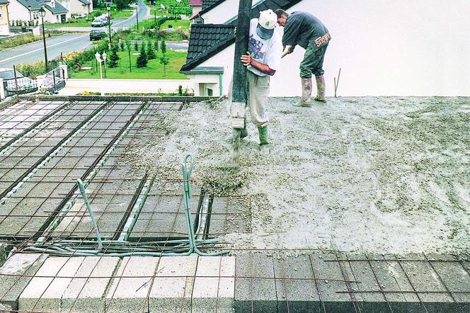 Zalewanie stropu betonem