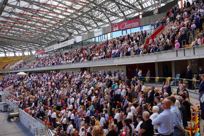 Kongres Świadków Jehowy Białystok 2024. Tłumy wiernych na Stadionie Miejskim