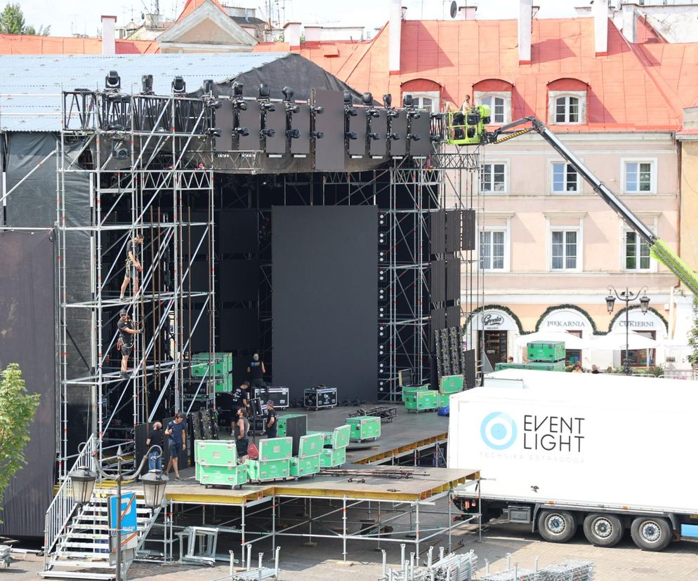 Przed sobotnim koncertem trwa budowa sceny na pl. Zamkowym w Lublinie