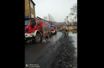 Ciężarówka pod Krakowem RĄBNĘŁA w dom! Strażacy ROZCINALI kabinę, by wyciągnąć kierowcę 