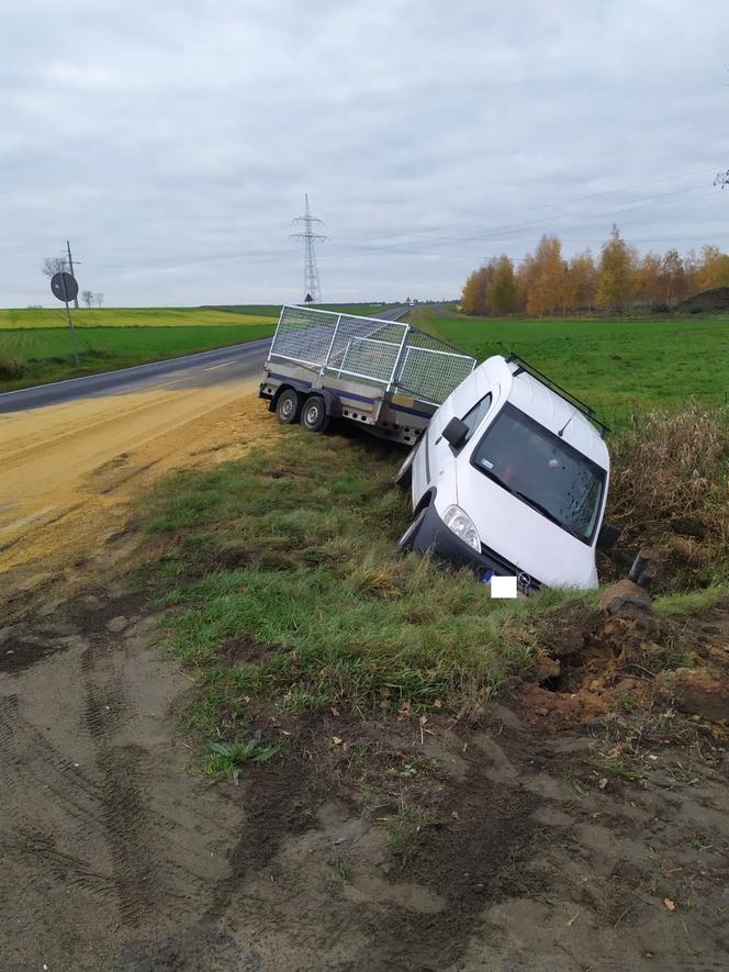 Stłuczka na obwodnicy Święciechowy. Przyczepa jednego auta uderzyła w drugie