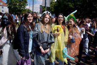 Kortowiada 2022. Parada studentów przeszła ulicami Olsztyna. Tradycyjnie w deszczu! [ZDJĘCIA]