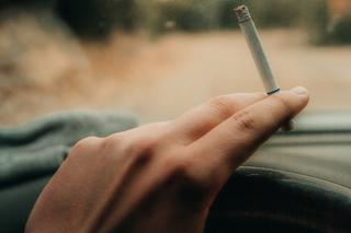 Zakaz palenia w samochodzie od 1 stycznia. Za jego złamanie OGROMNA GRZYWNA