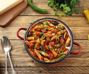 Obłędny makaron w sosie pomidorowym z kiełbasą