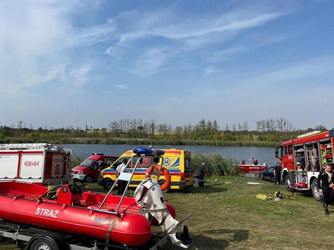 Śmiertelny wypadek pod Gnieznem. 42-latek wjechał autem do jeziora Kocim