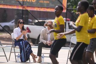 Wszystkie stylizacje Meghan Markle z podróży do Nigerii