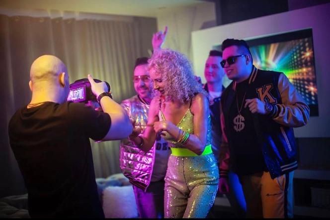 Elwira Mejk niczym Kylie Minogue kusi zdjęciem z wanny. Tak wokalistka zapowiada „Piękne czasy”