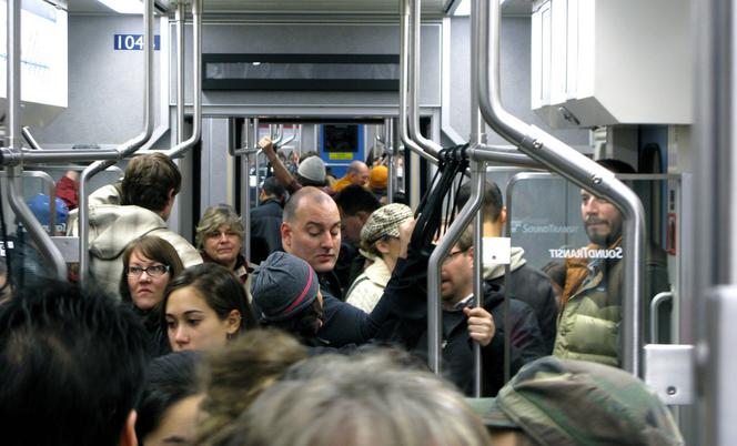 Tych rzeczy absolutnie nie róbcie w metrze! 10 najbardziej irytujących zachowań [GALERIA]