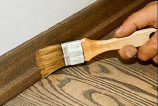 Jak zmienić barwę drewnianej posadzki