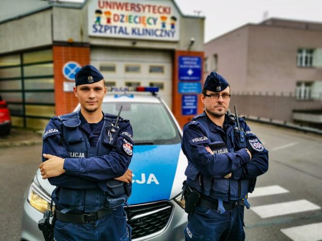 Białystok. Policjanci bezpiecznie pilotowali do szpitala dzieci i ich rodziców