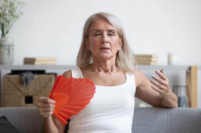 Naturalny spadek poziomu estrogenów po menopauzie