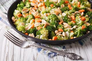 Szybka surówka z brokuła i marchewki - znakomita do obiadu