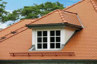 Jak lukarna wpływa na kształt dachu i funkcjonalność poddasza?