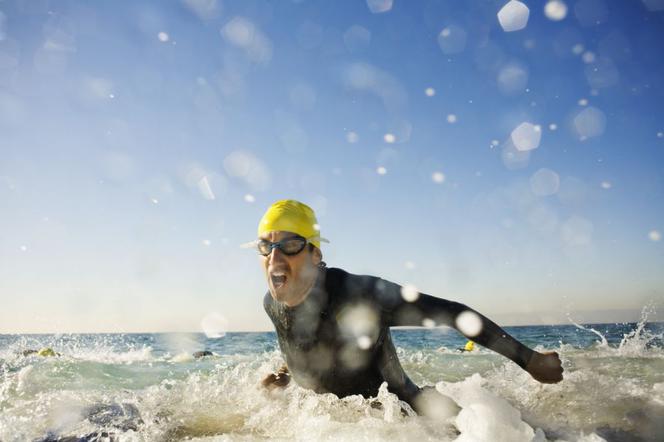 Sprzęt triathlonowy: jak zaoszczędzić na sprzęcie pływackim