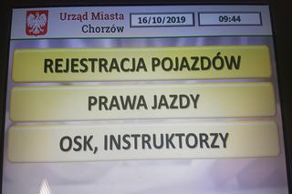 Wygodne sofy, miękkie pufy i kolorowe mebelki - w takich warunkach zarejestrujesz auto w Chorzowie