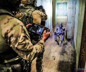 Robopies odwiedził i ćwiczył z warszawskimi policjantami