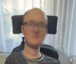 Ma prawie 1,5 tysiąca autografów znanych ludzi, w tym Dalajlamy. Teraz potrzebuje pomocy większej niż podpis