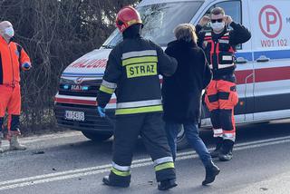 Dramatyczny wypadek na Targówku. Auto wylądowało na boku