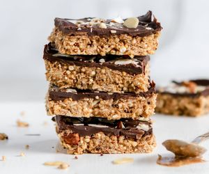 Batoniki owsiane z masłem orzechowym. Zdrowa i sycąca przekąska, która pomoże jelitom