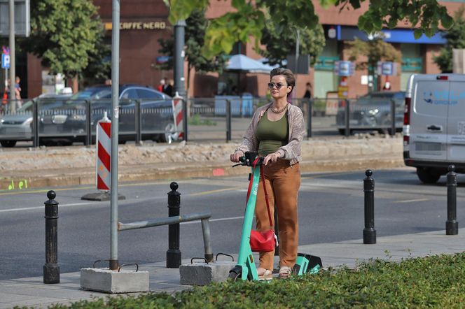 Monika Richardson pędzi na hulajnodze