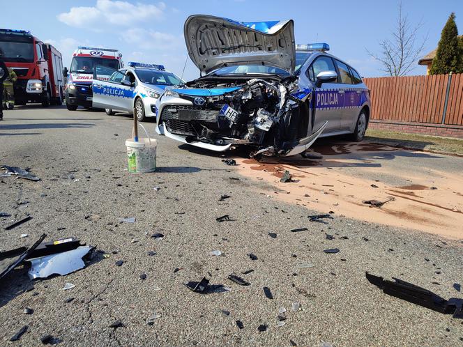 Pijany 21-latek huknął seatem czołowo w radiowóz. Dwóch policjantów trafiło do szpitala