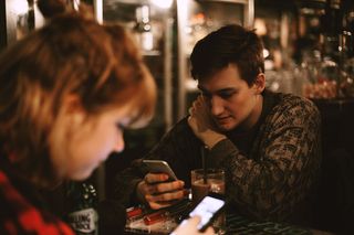 Smartfony kradną czas: jak odzyskać kontrolę nad życiem?