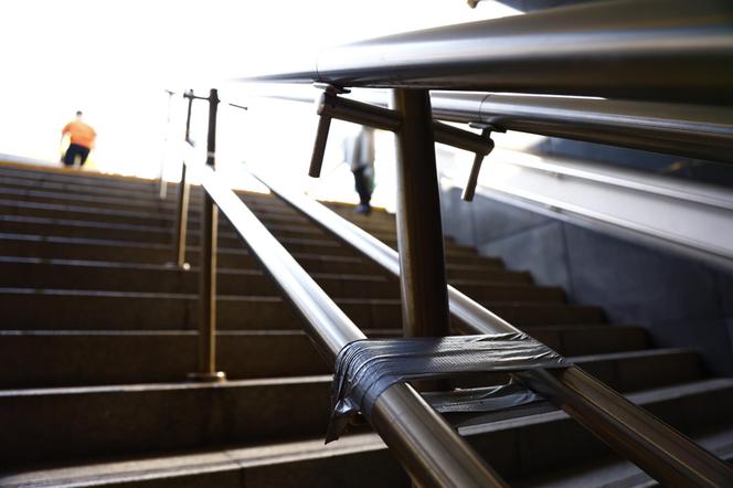 Metro Centrum Nauki Kopernik – poręcz sklejona taśmą klejącą