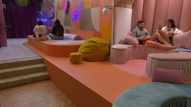 Love Island 9: Adrian zaliczył poważną wpadkę. Widzowie mają niezłą polewkę w komentarzach