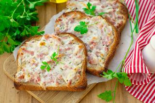 Przepis na śniadanie: tosty zapiekane z boczkiem i cebulą