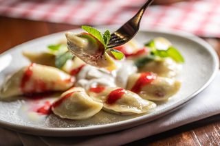Zapomnij o wiśniach i jagodach. Najlepsze pierogi na słodko zrobisz z tymi pysznymi owocami