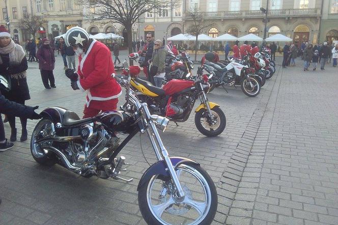 Przebrani za Świętego Mikołaja motocykliści rozdawali prezenty