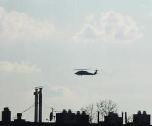 Strzały i wybuchy w Warszawie. Helikoptery nad miastem, na ulicach uzbrojone pojazdy! Co się dzieje? 	