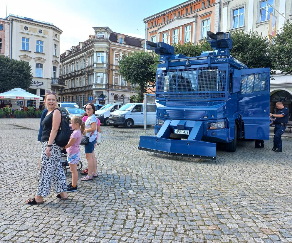 Policjanci świętowali na Rynku w Lesznie. Był uroczysty apel i piknik