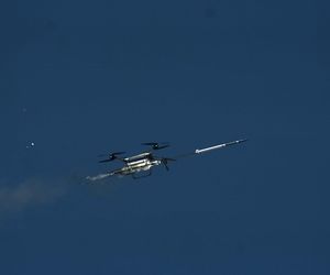 Dron strzela rakietami APKWS