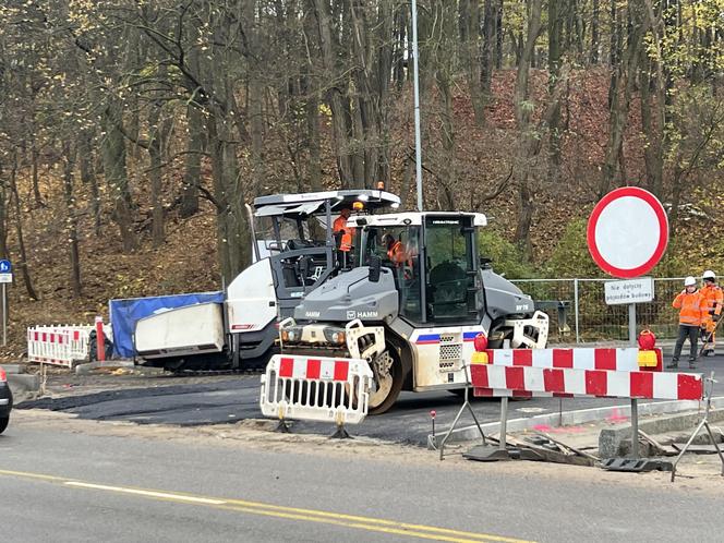 Ukłdanie asfaltu na nowo powstającym rondzie na ul. Słowiańskiej w Gorzowie